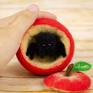 Rote Apfelschale mit der Spinne, gefilzte Spielzeug, süße Spinne, Obst Überraschung Box, Kawaii Spielzeug, Desinger 3D Kunst, handgemachte Dekoration, lustiges Geschenk