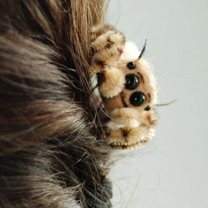 Nadel gefilzte Haarspange, springende Spinne aus Wolle