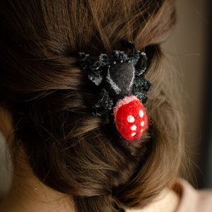 Black Jumping spider Hair clip, creepy gift, poseable toy, needle felted doll, tiny spider arachnida, cute kawaii monster, made to order