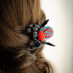 Peacock spider Hair clip, creepy gift, poseable sculpture, needle felted doll, tiny spider arachnida, cute kawaii monster, made to order