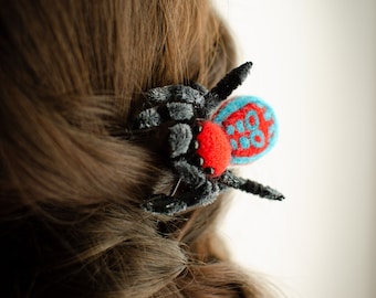 Peacock spider Hair clip, creepy gift, poseable sculpture, needle felted doll, tiny spider arachnida, cute kawaii monster, made to order