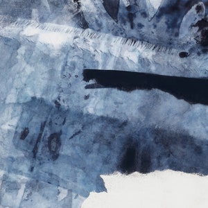 Pu&ograve; includere: Dipinto astratto ad acquerello in tonalit&agrave; di blu e bianco. Il dipinto presenta una linea orizzontale blu scuro al centro, con velature di blu chiaro e bianco sopra e sotto.