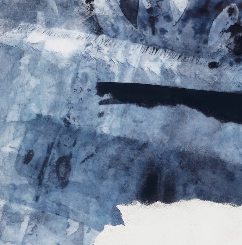 Pu&ograve; includere: Dipinto astratto ad acquerello in tonalit&agrave; di blu e bianco. Il dipinto presenta una linea orizzontale blu scuro al centro, con velature di blu chiaro e bianco sopra e sotto.