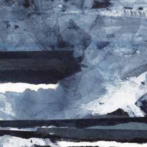 Pu&ograve; includere: Un dipinto astratto ad acquerello in tonalit&agrave; di blu e bianco. Il dipinto presenta strati di colore e texture, creando un senso di profondit&agrave; e movimento. I colori sono tenui e rilassanti, evocando un senso di pace e tranquillit&agrave;.