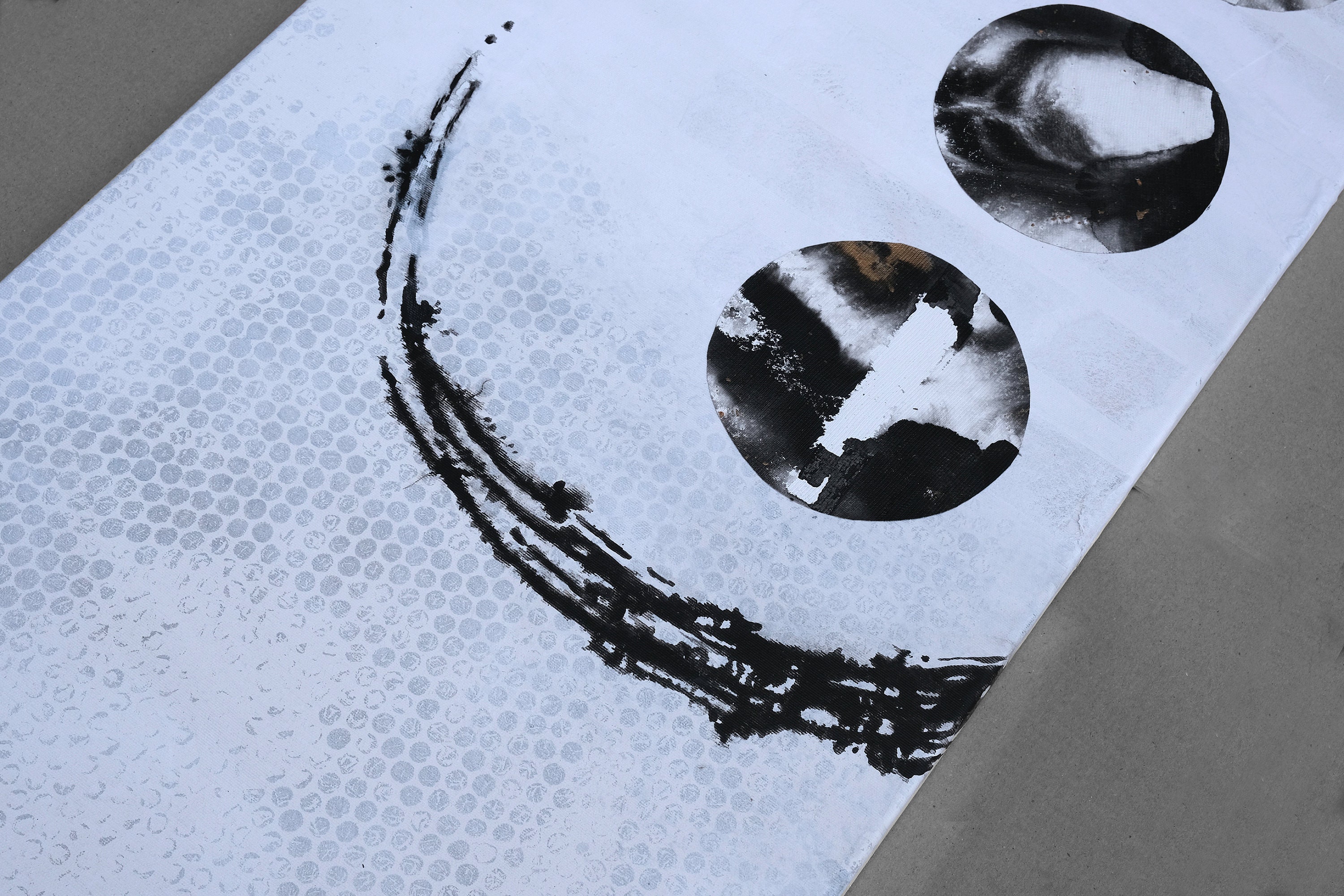 抽象アクリル画 横長 黒白 大きな横長抽象画 - 130 x 50 cm 黒、白、金、グレーの
