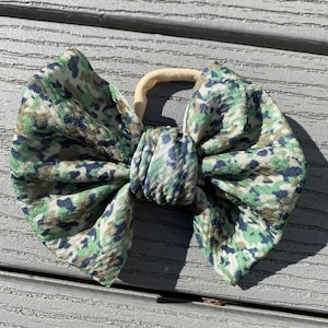 Camo bow, camouflage bow, military bow, army bow, hunting bow, baby girl bow, baby bow, baby headband bow, headband bow, bow on nylon