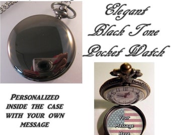 Personalisierte, elegante, schwarze Taschenuhr mit Ihrer Nachricht und einer Kette Ihrer Wahl. Geschenk für Ihn, Geschenk für Papa, Geschenk für Ehemann