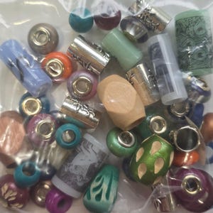 Verschiedene Dread Perlenpackungen. 50g und 100g