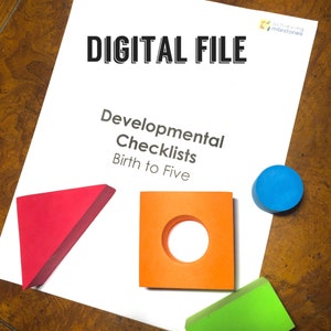 Puede incluir: Un papel blanco titulado "ARCHIVO DIGITAL" con el texto "Listas de verificación del desarrollo de nacimiento a cinco años". Formas geométricas coloridas, incluyendo un triángulo rojo, un cuadrado naranja, un trapecio verde y un cilindro azul, están dispuestas alrededor del papel.