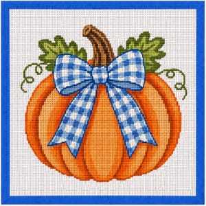 Puede incluir: Un diseño de punto de cruz que muestra una calabaza naranja con un tallo marrón y hojas verdes. Un gran lazo con estampado de cuadros vichy azul y blanco está atado alrededor del centro de la calabaza. El diseño está sobre un fondo de rejilla.