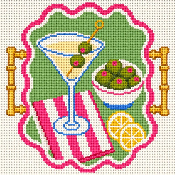 Può includere: Un disegno a mezzo punto che raffigura un bicchiere da martini con due olive su uno stecchino, una ciotola di olive verdi e due fette di limone su un tovagliolo a righe rosa e bianche, su uno sfondo verde con un bordo smerlato rosa.
