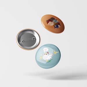 Puede incluir: Tres botones redondos con pasador. Un botón presenta una ilustración de dibujos animados de un niño con una mochila y un pájaro en el hombro. El segundo botón presenta una ilustración de dibujos animados de una gallina blanca cantando con una nota musical sobre su cabeza. El tercer botón es un botón plateado en blanco.