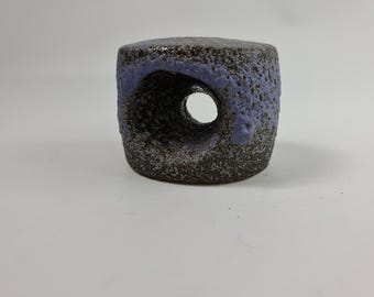 Jarrón artístico con chimenea en color morado de Vest Holland RG 10: realce su interior con este llamativo acento