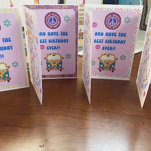Tarjeta de cumpleaños retro hippie con año de nacimiento personalizado; Tarjeta personalizada con un toque floral; Tarjeta de cumpleaños retro hippie; Tu año de nacimiento retro de los años 70