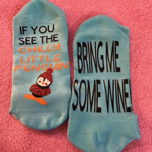 chaussettes pingouin; dons de pingouins; cadeaux pour elle; cadeaux pour maman; cadeaux d'échange de cadeaux; cadeaux petite amie; chaussettes drôles; chaussettes sur le thème du vin