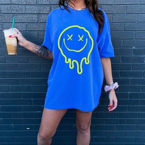 Tropfendes Smiley Minimal Pocket Design T-Shirt, Schmelzendes Glückliches Gesicht Shirt, trendige ästhetische Shirts, Minimal Shirt, tropfendes Gesicht
