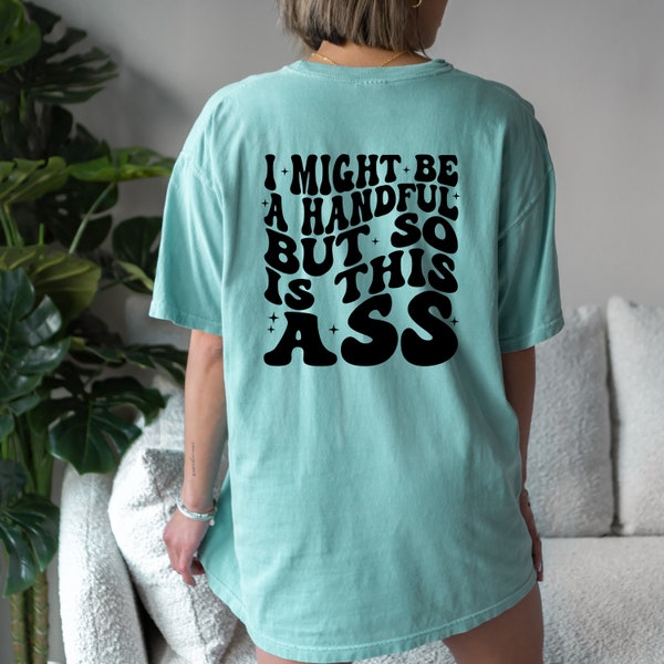 T-shirt I Might Be A Handful mais Is This Ass, chemises amusantes, humour pour adultes, chemise tendance, cadeaux pour elle
