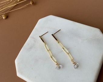 Boucles d’oreilles en cristal brut Herkimer Diamond, bijoux minimalistes de mariée faits à la main, boucles d’oreilles en chaîne pendante en or, cadeau de demoiselle d’honneur délicate pour elle