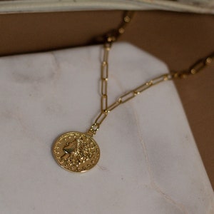 Zierliche Gold Layering Münze Halskette, Minimalistische Medusa Paperclip Charm Halskette, Valentinstag Geschenk für Sie, Brautjungfer Geschenk