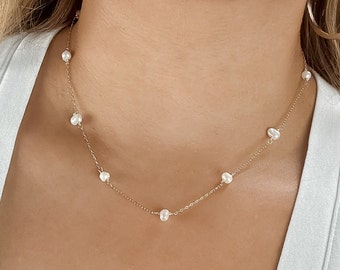 Collar de perlas de agua dulce bañado en oro, delicada cadena para combinar con otras.