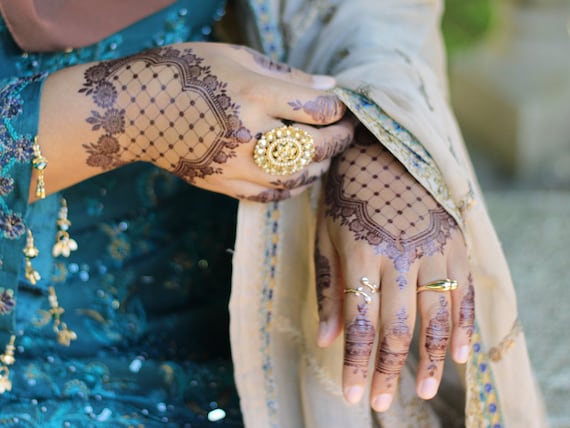 Janice Rauw Retoucheren Instant Henna Tattoo Dastaanay Full hand design with - Etsy Nederland