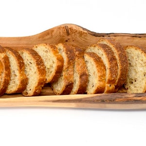 Handgemachte Brotschale aus Olivenholz: Rustikales Serviertablett