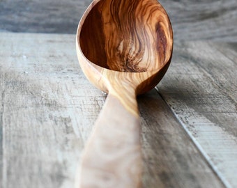 Cucharón tradicional de madera de olivo / Cucharón rústico de madera con envío gratis. 5.º aniversario, recién casados, cocina y servicio, apto para alimentos.