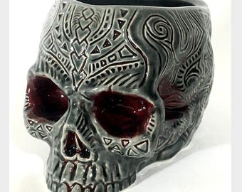 Taza Tiki con forma de calavera reducida - hecha a mano, de cerámica, "Humo y Sangre"