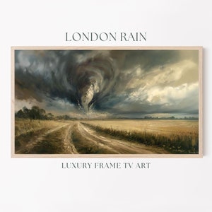Peut inclure: Une peinture encadrée représentant un ciel orageux au-dessus d'un champ avec un chemin de terre menant au loin. Le ciel est sombre et dramatique, avec des nuages tourbillonnants et une pointe de lumière qui perce. Le champ est d'un brun doré, et le chemin est poussiéreux et usé. La peinture est intitulée "London Rain" et est encadrée dans un simple cadre en bois.
