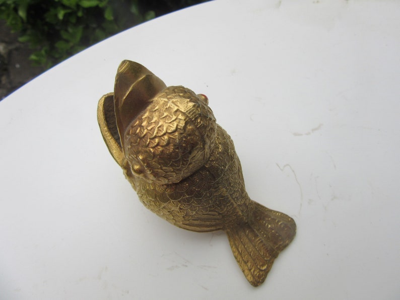 Etiqueta de pájaro hambriento en miniatura. Fabricada en Italia, en metal dorado, bastante pesada, adorable decoración de mesa o incluso porta cerillas. imagen 8