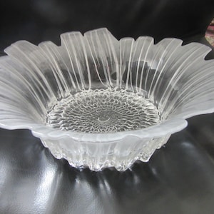 Sale : KOSTA BODA, Mats JONASSON ? Splendid Glass Fruit Bowl with asymmetric sun flower design, very heavy, 27 cm. diam. nearly 2 kg!