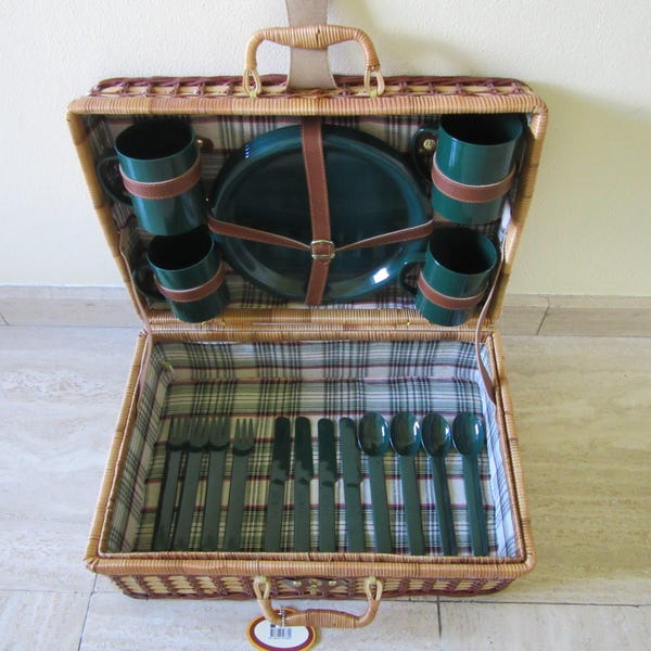Wicker Picnic Hamper Basket ,Vintage. Label Country Cottage Picnic for Pleasure, 4 people set, near new condition, ideal as a gift/present