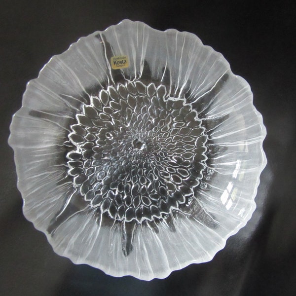 KOSTA Boda, Mats JONASSON, original label, Small Plate, Lydia pattern, asymmetric sun flower design, approx. 16 cm. diam., ideal present +++