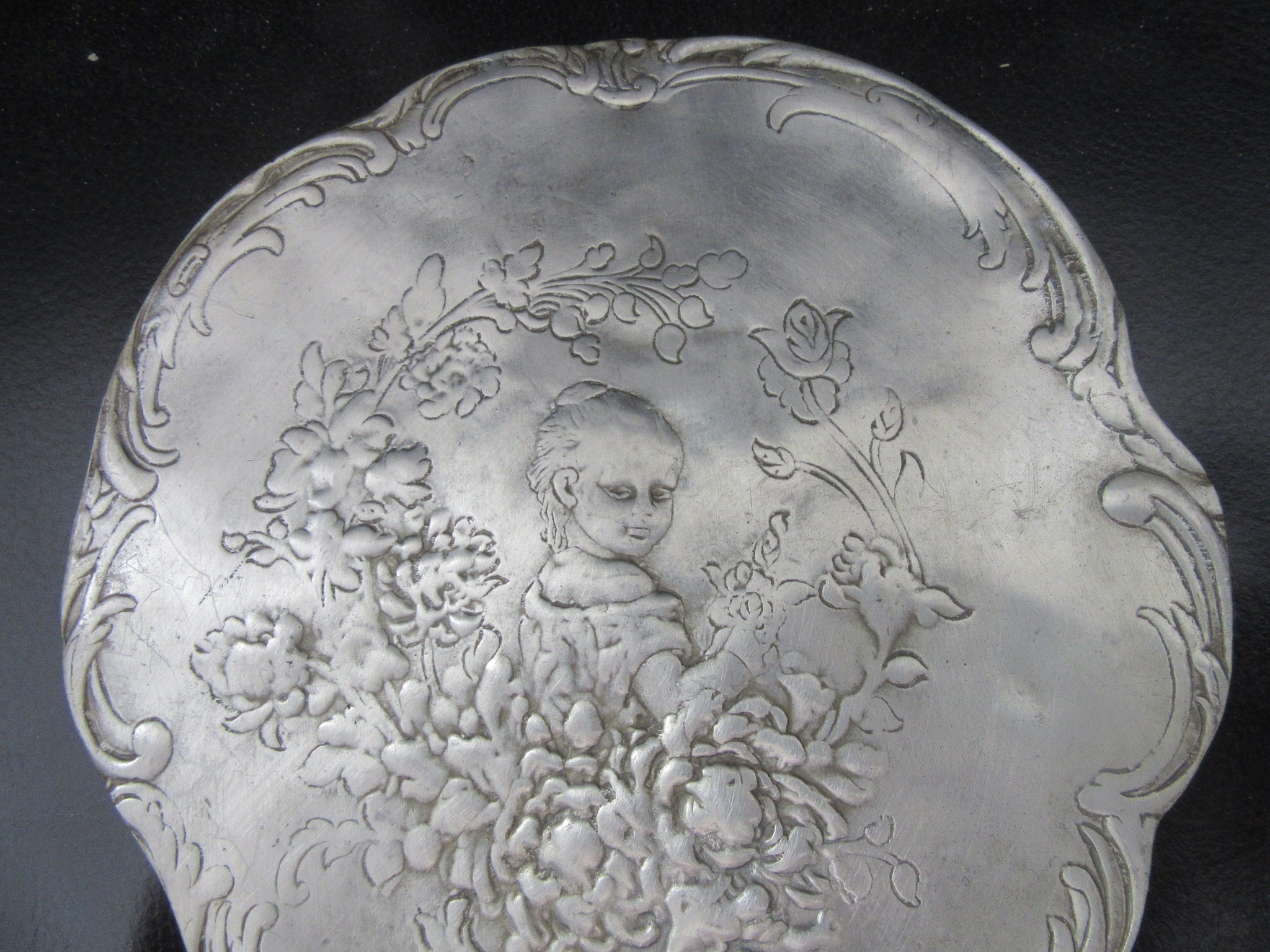 セール：アールヌーボーの金属製壁飾りプレート、小物入れまたは