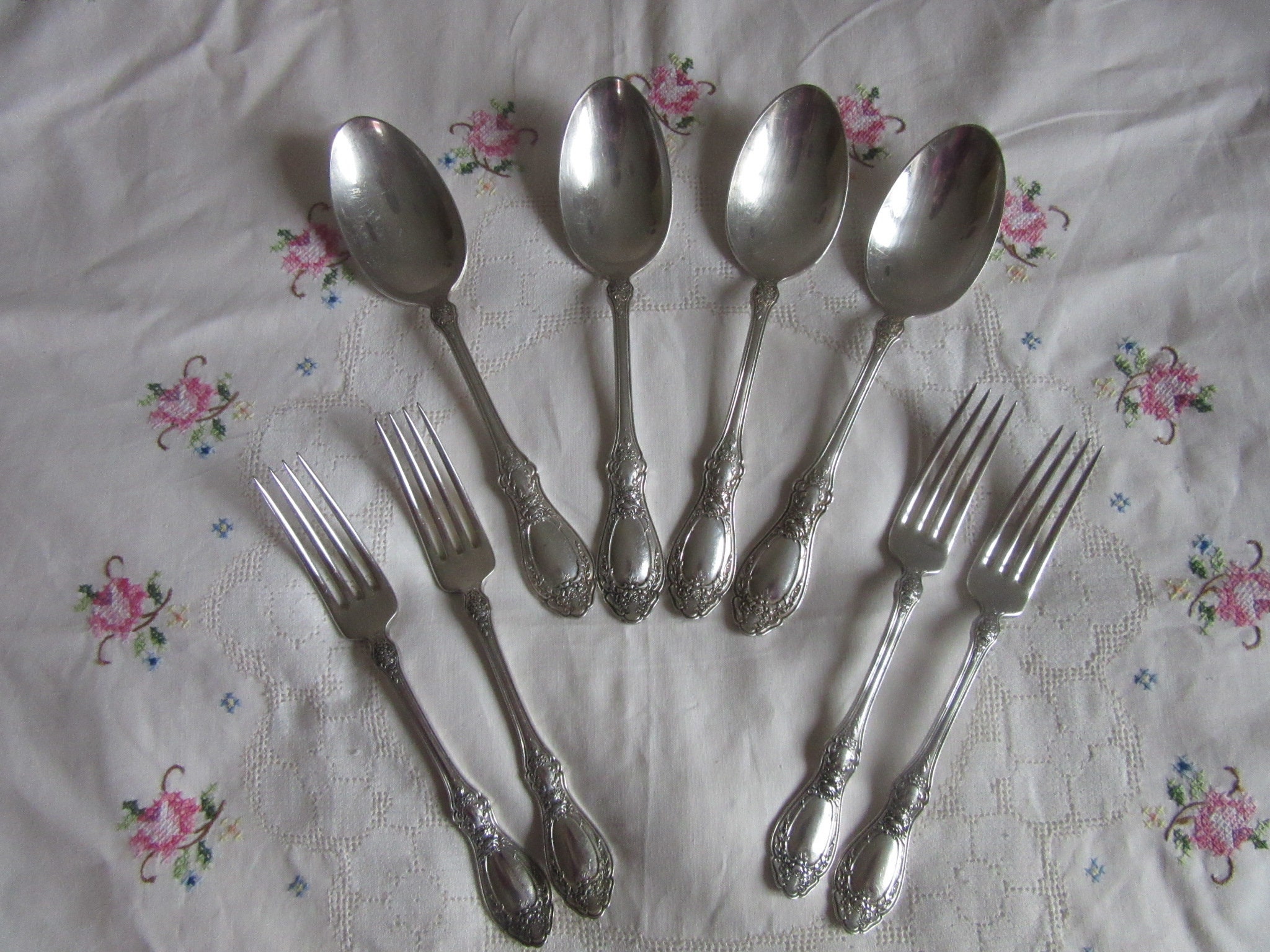 Sale :  1847 Rogers Bros. Sharon Pattern,  Cutlery, 8 Dinner Spoons and Forks, Art Nouveau, very pretty and ornate ***