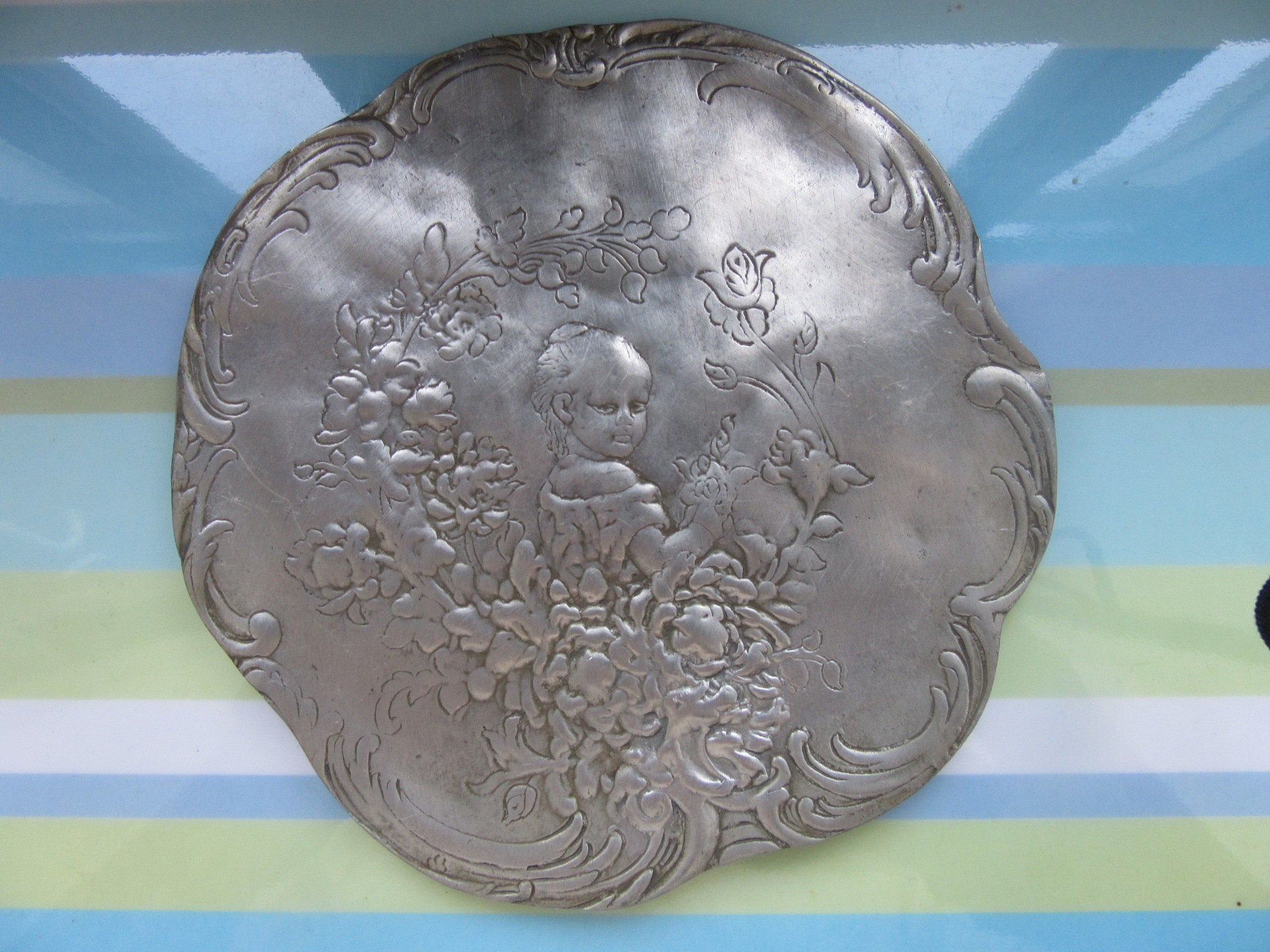 セール：アールヌーボーの金属製壁飾りプレート、小物入れまたは