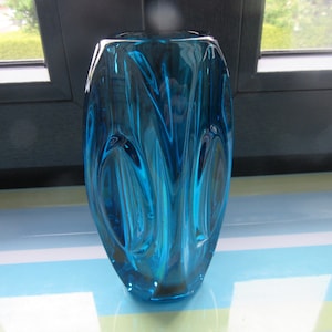 Konstglasvas Designad av Rudolf Schröter Tjeckoslovakien Retro Glasbruk Sklo Union- Rosice- Tjeckiskt pressat glas - Vas med kullins 1955-talet