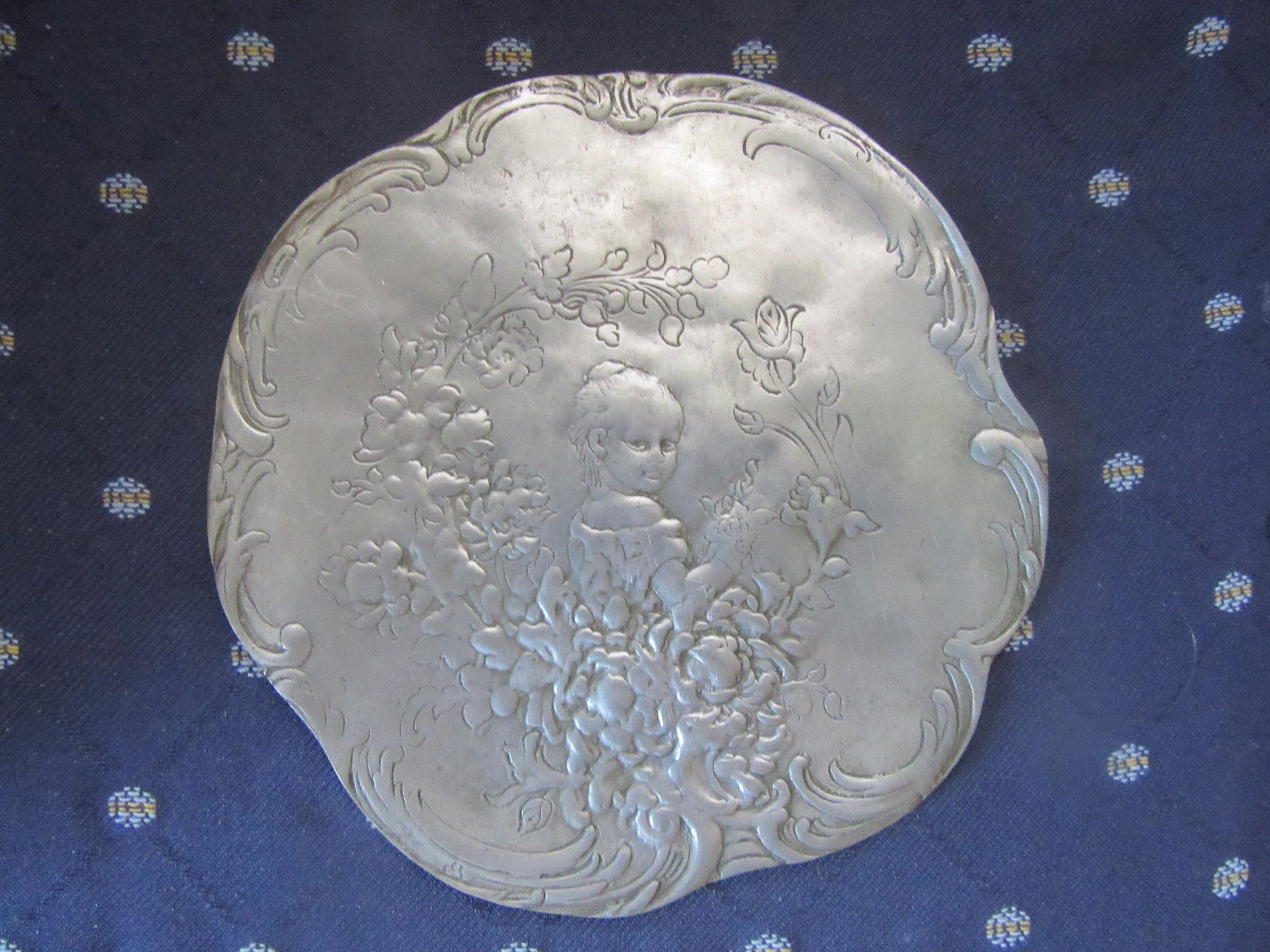 セール：アールヌーボーの金属製壁飾りプレート、小物入れまたは