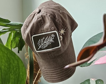 Czapka baseballowa Cosmic Forager - haftowana czapka w stylu vintage z motywami paproci, grzybów, słońca i księżyca
