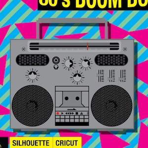 Pode incluir: Um boombox prateado com um leitor de cassetes e duas colunas grandes. O boombox tem um design preto e branco com um botão vermelho. O boombox está colocado sobre um fundo de triângulos rosa e azuis.