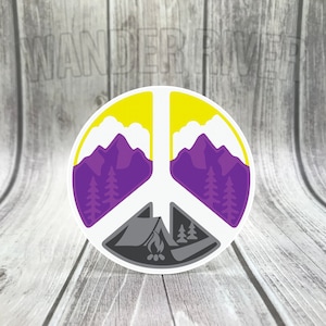 Puede incluir: Una pegatina con forma de símbolo de la paz con una escena de montaña morada y un cielo amarillo en la mitad superior. La mitad inferior muestra una tienda de campaña gris, una fogata y árboles.