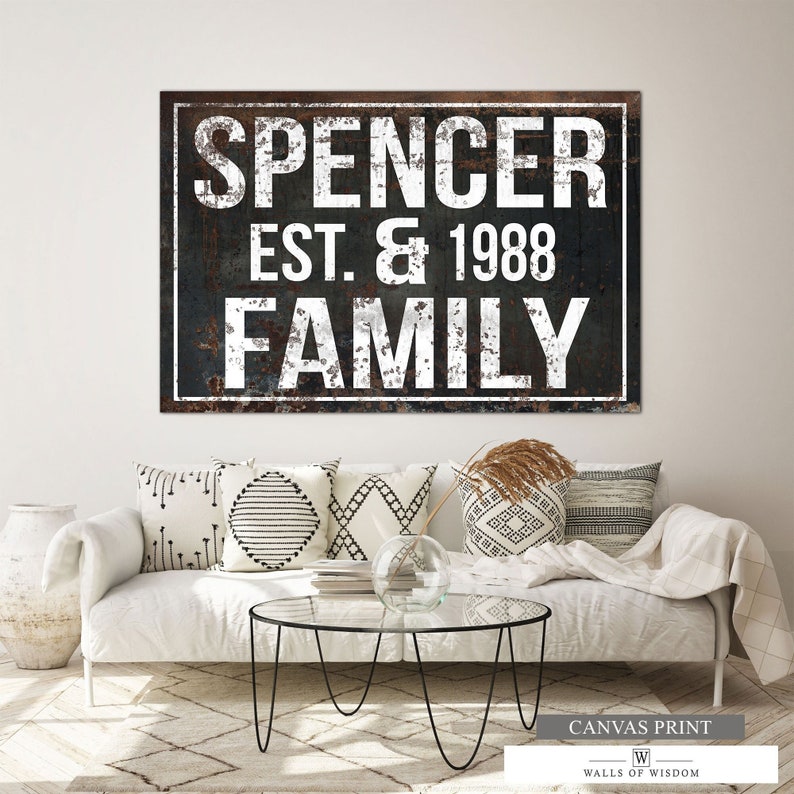 Puede incluir: Una impresi&oacute;n en lienzo en blanco y negro con un aspecto met&aacute;lico oxidado y desgastado. La impresi&oacute;n presenta el texto "Spencer Est. & 1988 Family" en letras blancas.