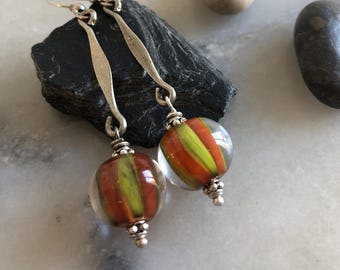 Pendientes bohemios, estilo étnico, cuentas de vidrio hilado bicolor, verde y naranja, tallos de zamac plateado mate, joyería nómada