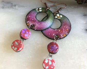 Pendientes elegantes y urbanos, colgantes de esmalte genuino en tonos verdes, morados y dorados, charms dobles, cerámica hecha a mano, un regalo perfecto para mujer.