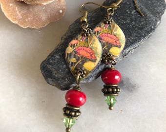 Pendientes de verano, de inspiración boho chic, colgantes esmaltados con motivo floral, rondeles de coral rojo y cristal Swarovski verde.