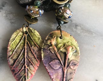 Pendientes boho chic, tierra y cristal, colgantes de cerámica, motivo de hojas y ramas, cuentas de cristal indias, regalo para mujer