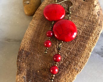 Pendientes ligeros de verano con discos de magnesita roja brillante y cuentas de coral, cuentas Myuki.