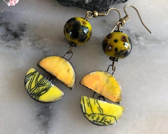 Pendientes de estilo bohemio y primaveral, colores vibrantes, colgantes de cerámica amarillo brillante en forma de media luna, cuentas de vidrio hilado moteadas.