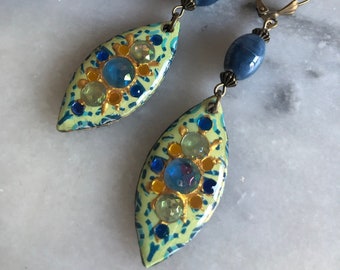 Boucles d'oreilles fantaisie, gaies, légères, navettes bois décoré, perles ovales, céramique bleue, perles métal, tons bleu et vert menthe.