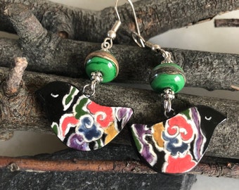 Boucles d'oreilles bohèmes et Nature, oiseau de porcelaine colorée , tons gais et vifs, 2 faces peintes, perles de verre filé au chalumeau